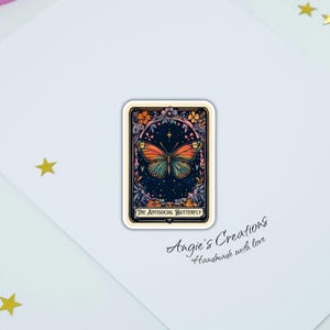 Tarot Card Whimsical Antisocial Butterfly Adesivo de vinil feito à mão | Holográfico, laminado brilhante ou fosco | Baralho de fantasia para introvertidos místico