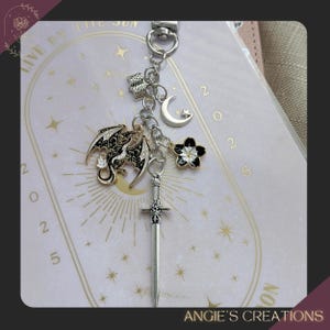 Llavero con dije para Kindle de Dragon Moon Sword / Cadena romántica / Regalo para amantes de los libros, inspirado en Fourth Wing