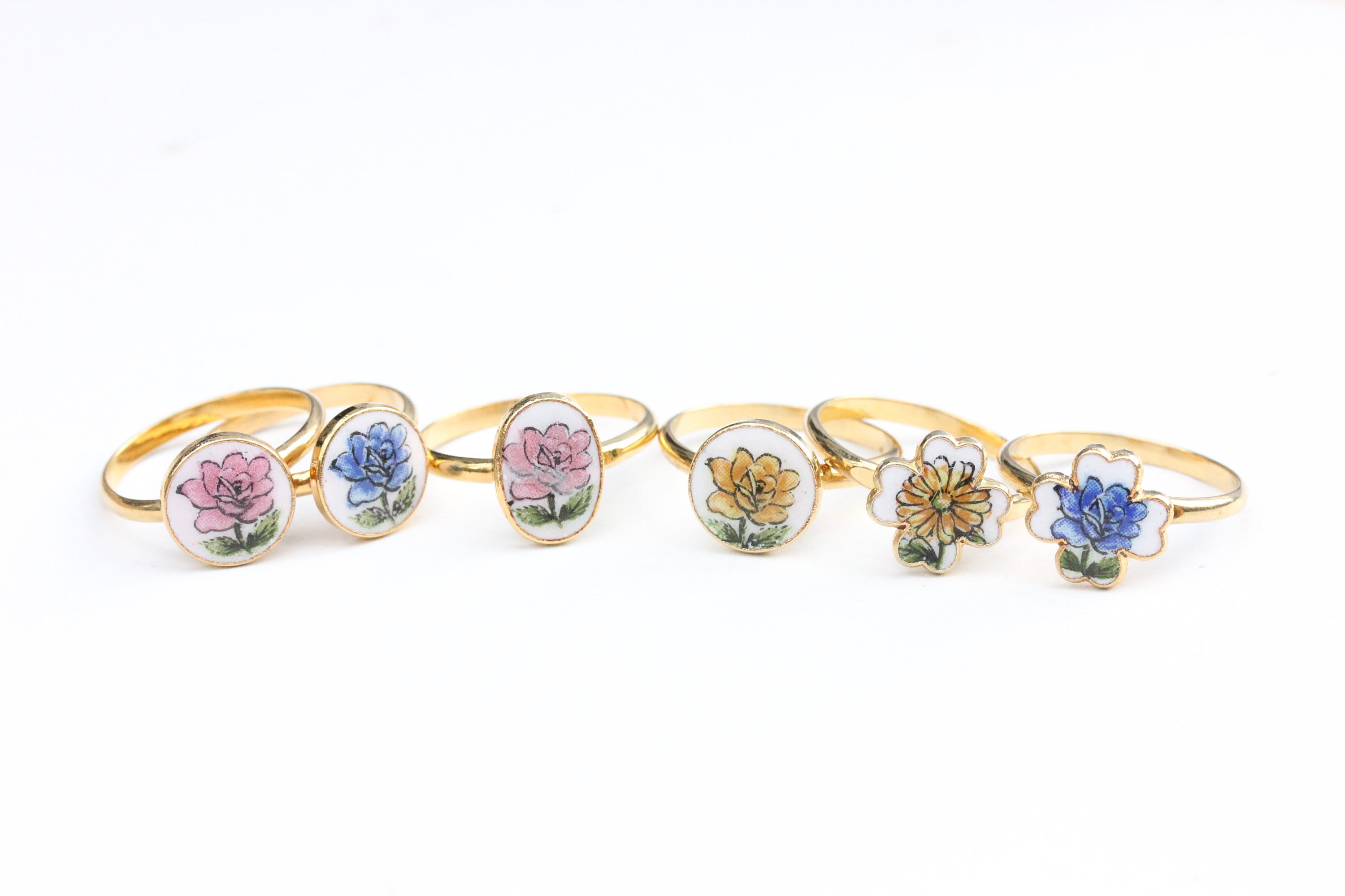 A FRENCH ENAMEL FLOWER RING in 18ct yellow gold, designe… | Drouot.com