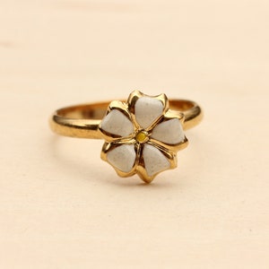 Daisy Ring Gold, Enamel Daisy Ring, White Daisy Ring, Vintage Daisy Ring, Gold Enamel Ring, Gold Flower Ring, Enamel Flower Ring, Size 7