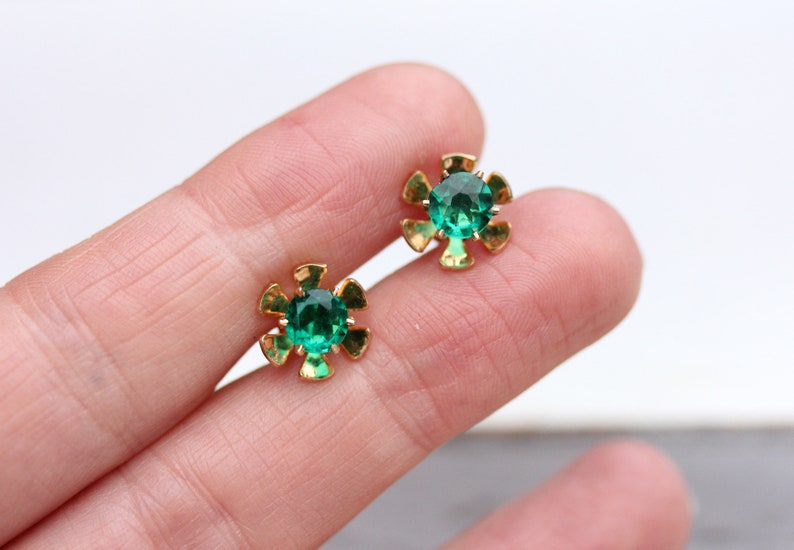 Green Flower Studs Flower Studs Green Studs Emerald Studs Gold Flower Studs 10K Studs 10K Flower Studs 10K Gold Green Stone Studs