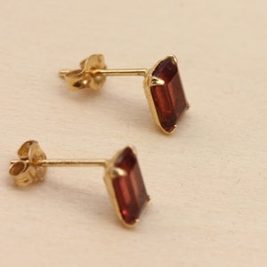Borchie di granato oro, borchie di granato 14k, borchie di granato, borchie d'oro 14k, orecchini in oro, orecchini di granato, borchie di pietra d'oro, pietra di granato, borchia immagine 2