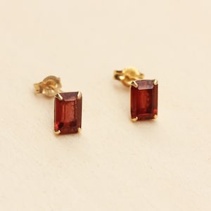 Borchie di granato oro, borchie di granato 14k, borchie di granato, borchie d'oro 14k, orecchini in oro, orecchini di granato, borchie di pietra d'oro, pietra di granato, borchia immagine 1