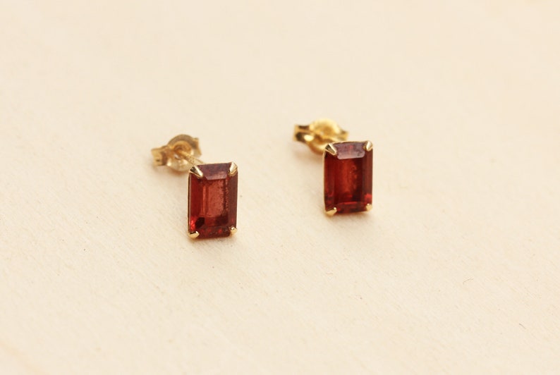 Borchie di granato oro, borchie di granato 14k, borchie di granato, borchie d'oro 14k, orecchini in oro, orecchini di granato, borchie di pietra d'oro, pietra di granato, borchia immagine 1