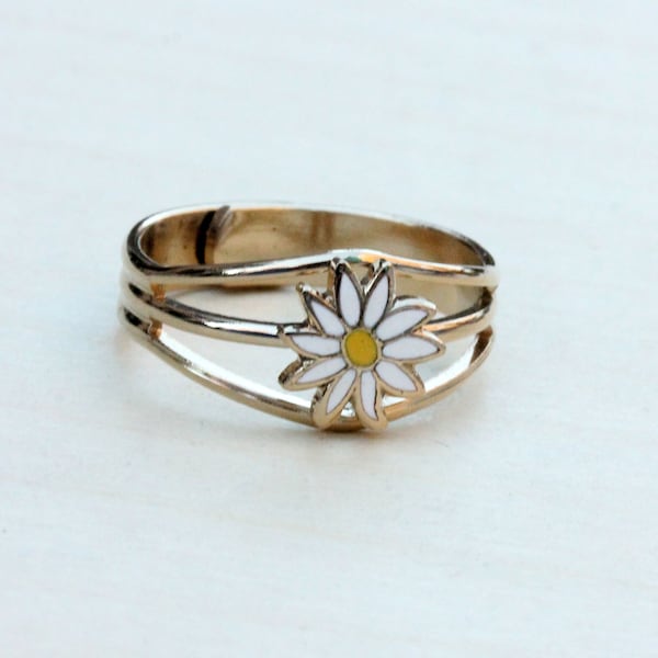 Daisy Ring Gold, Enamel Daisy Ring, White Daisy Ring, Vintage Daisy Ring, Gold Enamel Ring, Gold Flower Ring, Enamel Flower Ring, Size 7