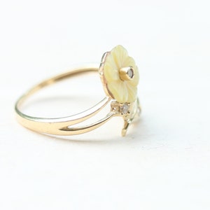Flower Lucite Ring, Gold Flower Ring, Lucite Ring, Gold Ring, 1950s Gold Ring, Unique Gold Ring, Flower Ring, Yellow Gold Ring, Size 7.25 image 2
