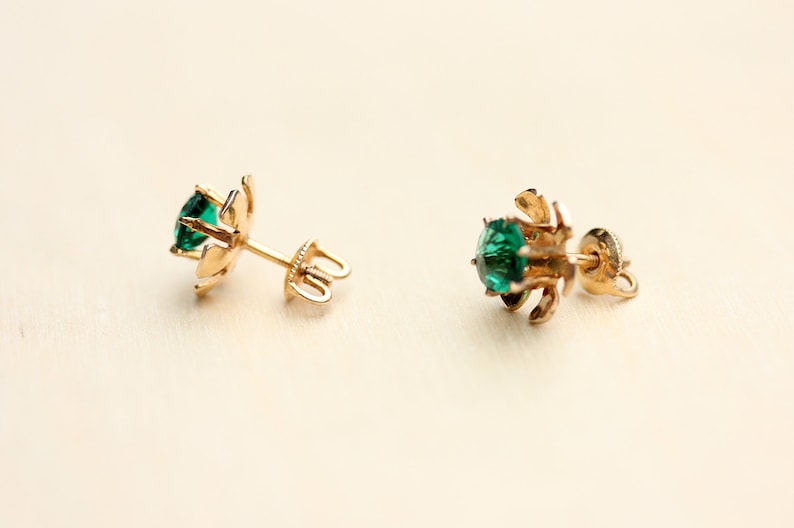 Green Flower Studs Flower Studs Green Studs Emerald Studs Gold Flower Studs 10K Studs 10K Flower Studs 10K Gold Green Stone Studs