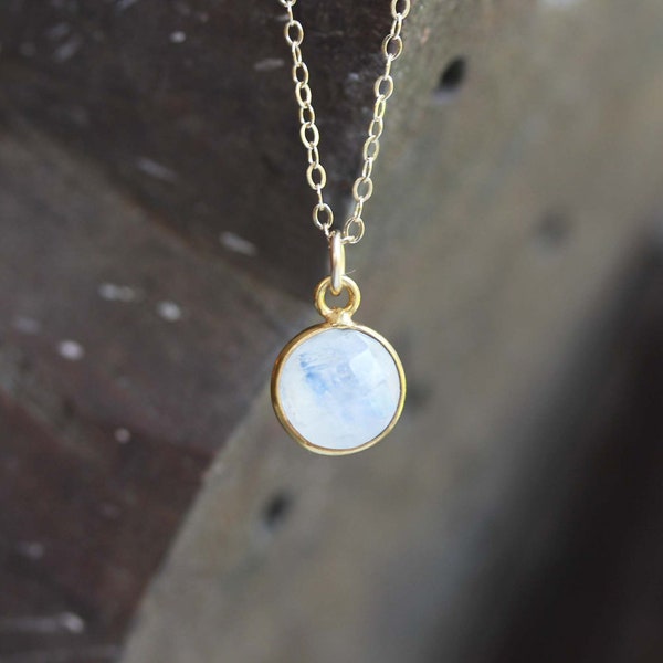 Collar de piedra lunar de oro, collar de puntos de piedra lunar, collar de piedra lunar pequeña, collar de piedra lunar redonda, collar de piedra lunar, collar de encanto de oro