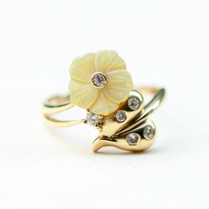 Flower Lucite Ring, Gold Flower Ring, Lucite Ring, Gold Ring, 1950s Gold Ring, Unique Gold Ring, Flower Ring, Yellow Gold Ring, Size 7.25 image 1