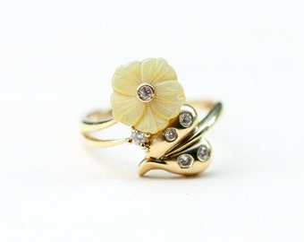 Flower Lucite Ring, Gold Flower Ring, Lucite Ring, Gold Ring, 1950s Gold Ring, Unique Gold Ring, Flower Ring, Yellow Gold Ring, Size 7.25