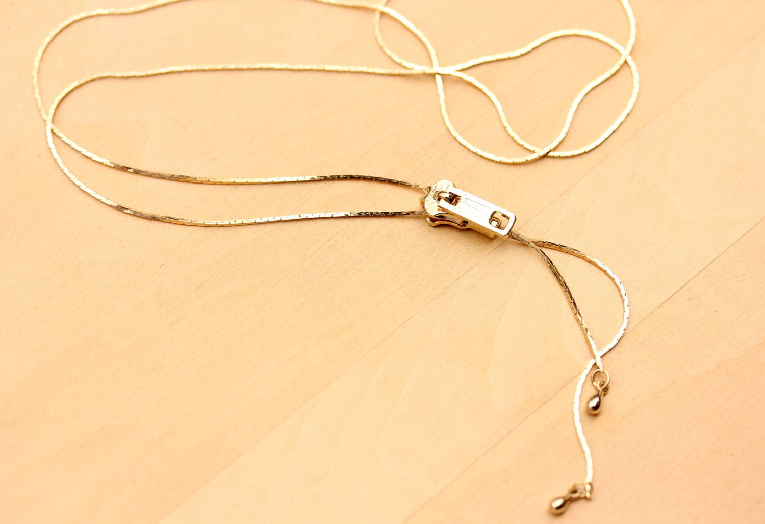 Zip necklace: 3D transformation into a bracelet 