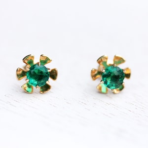 Green Flower Studs, 10K Flower Studs, Gold Flower Studs, Green Studs, Green Stone Studs, Emerald Studs, Flower Studs, 10K Studs, 10K Gold