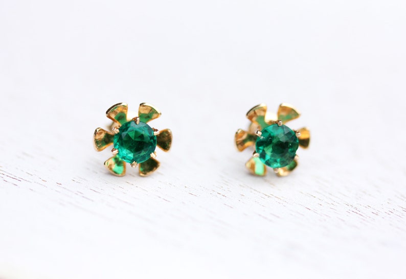 Green Flower Studs Flower Studs Green Studs Emerald Studs Gold Flower Studs 10K Studs 10K Flower Studs 10K Gold Green Stone Studs
