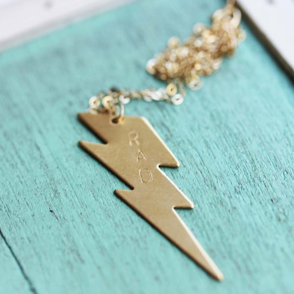 Collier Lightning Bolt, Collier Rad, Collier estampillé, Collier de charme, Collier en laiton, Collier rempli d’or