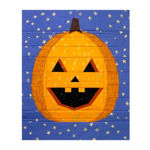 Puede incluir: Una calabaza naranja sonriente con una cara negra sobre un fondo azul estrellado.