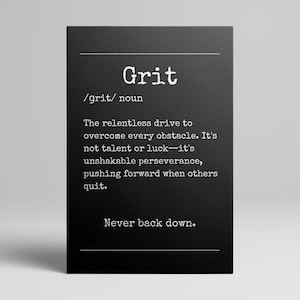 Stampa con citazione motivazionale: Never Back Down Grit Definizione del sostantivo Arte murale su tela per un arredamento ispiratore per l'ufficio domestico