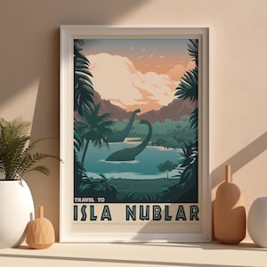 以下が含まれることがあります： 白いフレームのヴィンテージな旅行ポスターで、緑と青のイラストが描かれており、熱帯の島と水の中にいる2体の大きな恐竜が描かれています。ポスターのテキストには「Isla Nublarへの旅 - 科学と驚異が出会う場所」と書いてあります。