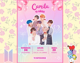 Op de afbeelding: Een roze en paarse verjaardagsuitnodiging met een foto van een K-pop-jongensband. De uitnodiging zegt "Camila 15 Jaar" en bevat de datum, tijd en locatie van het feest. De tekst zegt "Domingo: 08 Diciembre, Lugar: Mi Casa Calle. La Lomas, Hora: 20 Horas, Te Esperamos".