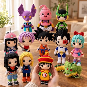 Könnte beinhalten: Eine Sammlung von elf handgefertigten Häkelpuppen, die verschiedene Anime-Charaktere darstellen, darunter eine violette katzenartige Figur, ein rosa Wesen, ein grünes insektenartiges Wesen und mehrere menschenähnliche Figuren mit Outfits.