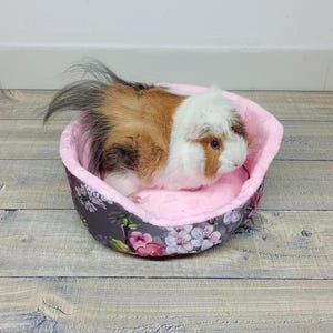 Soft round bed for guinea pig - comfortable and warm bedding, guinea pig cage accessories
