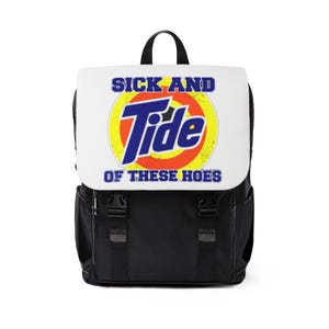 Puede incluir: Mochila negra con un panel frontal blanco que presenta un logotipo de Tide y el texto "Sick and Tide of these hoes".