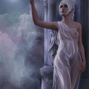 Könnte beinhalten: Eine Frau mit weißen Haaren steht vor einem steinernen Bauwerk und trägt ein durchsichtiges weißes Kleid. Sie streckt ihre Hand zu einem Vollmond am Nachthimmel aus.