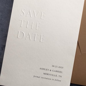Retenez la date en relief avec une enveloppe écrue, cartes "Retenez cette date" typographiques, faire-part de mariage minimaliste moderne