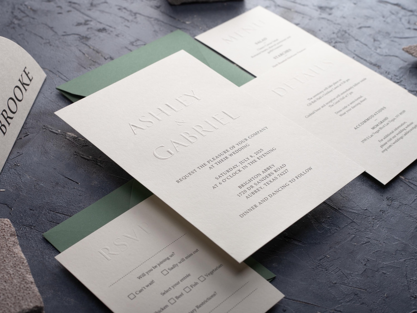 Gepr gte Hochzeitseinladungen Mit Salbeigr nem Umschlag gepr-gte-hochzeitseinladungen-mit-salbeigr-nem-umschlag