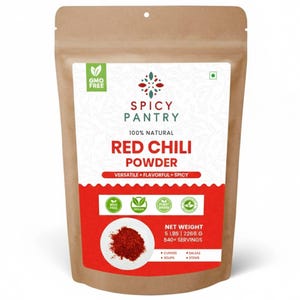 Puede incluir: Una bolsa de papel marrón con chile en polvo rojo. La bolsa tiene una etiqueta blanca y roja con el texto "SPICY PANTRY" y "RED CHILI POWDER". La bolsa está etiquetada como "GMO FREE", "VEGAN" y "PLANT BASED". El peso neto es de 2268 g.