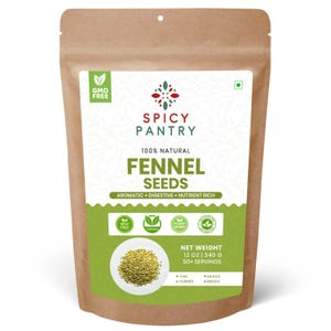 以下が含まれることがあります： 「Spicy Pantry」のフェンネルシードが入った茶色の紙袋。袋には「フェンネルシード」と「100％ナチュラル」の文字が入った緑色のラベルが付いています。正味重量は340gです。袋には「アロマティック＋消化＋栄養豊富」の文字も入っています。