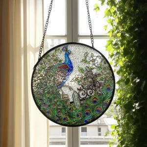 Ronde hangende hanger met gebrandschilderd glas pauw – Kleurrijk raamdecoratie | Zonnevanger met metalen ketting | Exotisch artistiek woonaccent
