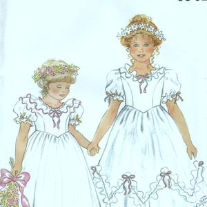 Könnte beinhalten: Eine Schnittmuster-Illustration mit zwei weißen Kleidern mit Puffärmeln, gerüschten Ausschnitten und rosa Schleifenakzenten. Die Kleider haben weite Röcke mit gerüschten Säumen, die mit kleinen rosa Blumendetails und Schleifen verziert sind.