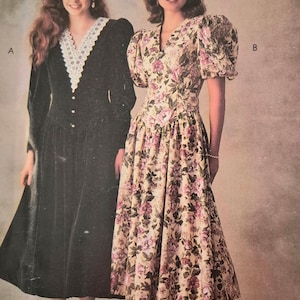 Może przedstawiać: Dwie kobiety prezentują sukienki w stylu vintage. Jedna ma na sobie czarną aksamitną sukienkę z białym koronkowym kołnierzem i guzikami. Druga ma na sobie sukienkę w kwiaty z bufiastymi rękawami i dekoltem w serek. Sukienki pochodzą z wykroju.