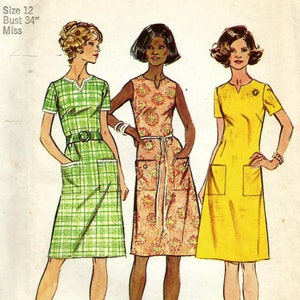 Puede incluir: Patrón de costura vintage con tres vestidos: uno a cuadros verdes, otro con estampado floral y otro amarillo. El patrón incluye el texto "Jiffy easy cut easy sew" y "Look Slimmer pattern". Contorno de busto: 86 cm.