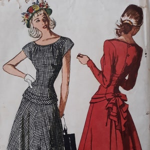Pode incluir: Ilustração de moda vintage com dois vestidos. Um é xadrez em preto e branco, o outro vermelho com um laço. A ilustração tem um estilo retrô, com foco nas silhuetas dos vestidos.