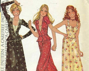 Può includere: Modello di cucito vintage con tre modelli di moda femminile. I modelli includono un lungo abito nero floreale, un tailleur pantalone rosso e un abito giallo floreale. Il modello è etichettato "A CAREFREE PATTERN".