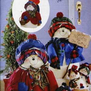 Puede incluir: Un patrón de costura para hacer decoraciones de muñeco de nieve. El patrón incluye cuatro diseños diferentes de muñeco de nieve, cada uno con un atuendo y accesorios diferentes. El patrón es de Butterick y se llama "Luv 'N Stuff".