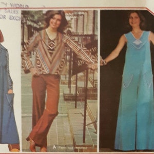 以下が含まれることがあります： 3つの異なる衣装が描かれたヴィンテージの裁縫パターン。ポケット付きのデニム風ドレス、柄物のトップスとフレアパンツ、ノースリーブのジャンプスーツが含まれています。「Quick & Easy」とラベルされています。