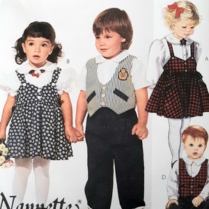 Puede incluir: Un patrón de costura vintage para ropa de niños que presenta cuatro conjuntos diferentes. Los conjuntos incluyen un vestido de lunares, un chaleco a rayas con pantalones y un vestido a cuadros. El patrón está etiquetado como "Nannette".
