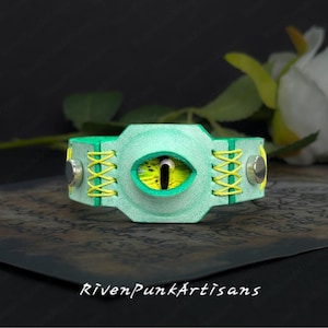 Handgjord grön läderögonmanschett: Punk gotiskt armband