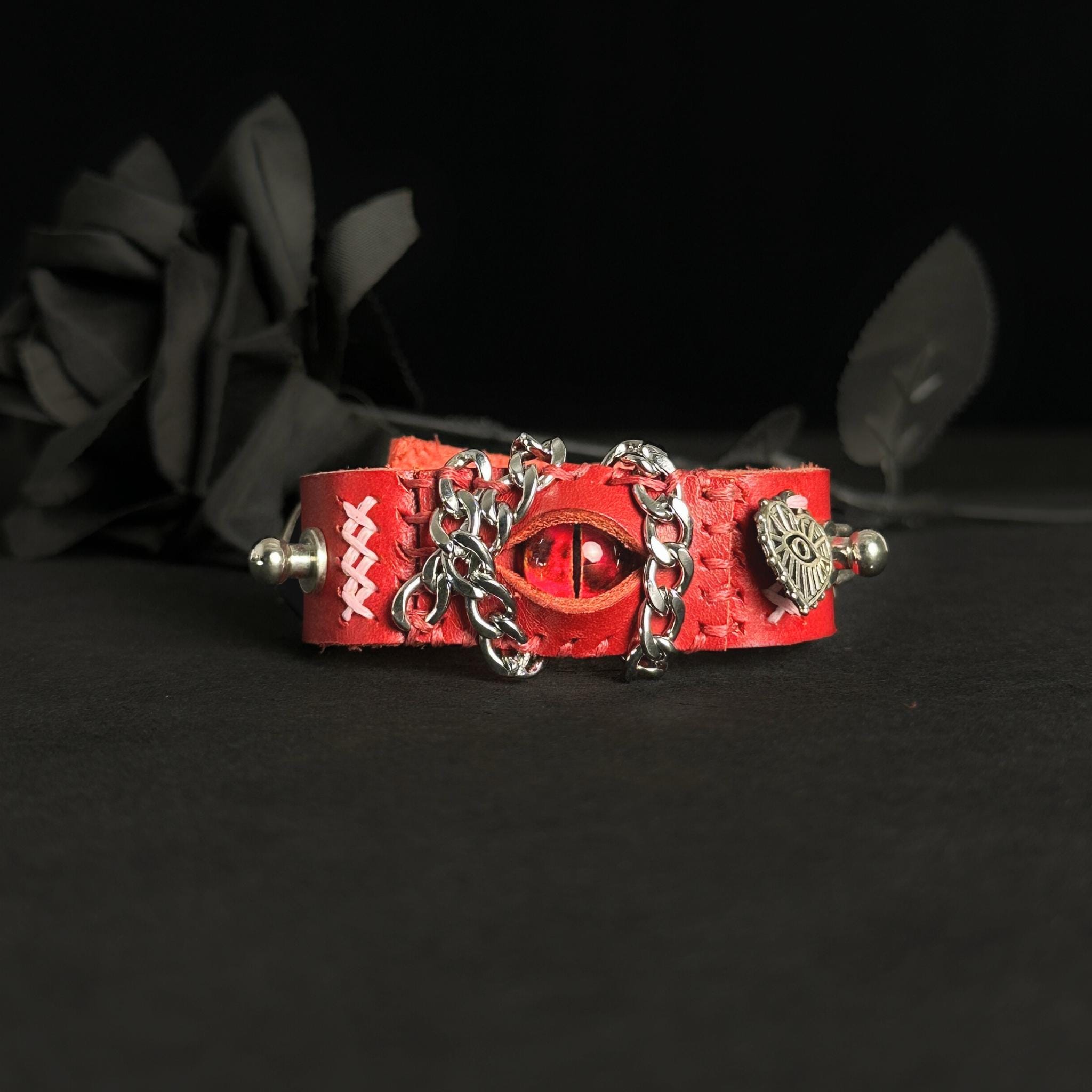 Handgefertigtes Blutrotes Augapfel Punk Armband - Gothic Leder Armreif mit Ketten & Spikes, Witchy Grunge Armband, Geschenk für Freund/Freundin