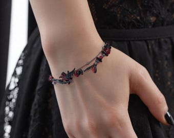 ゴシック調ブラック＆レッドのレイヴン型調節可能ブレスレット：ダークなレイヤードデザイン