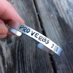 Personalizado, joyería estampada a mano, pulsera del manguito de aluminio, personalizar el regalo, usted elige las cartas, regalo de la boda, hecho a mano
