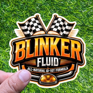Pode incluir: Um autocolante com as palavras "BLINKER FLUID" em laranja e preto, com duas bandeiras quadriculadas. O autocolante também diz "ALL-NATURAL ID-10T FORMULA" e apresenta um gráfico de farol.