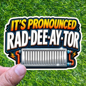 Może przedstawiać: Naklejka z napisem "IT'S PRONOUNCED RAD-DEE-AY-TOR" w odważnym, kolorowym designie. Naklejka przedstawia stylizowaną grafikę chłodnicy z pomarańczowymi i niebieskimi akcentami na zielonym tle.