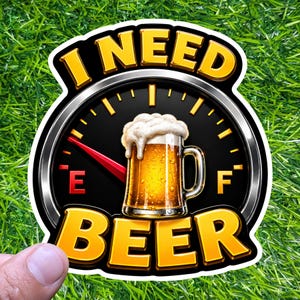 Könnte beinhalten: Ein Aufkleber mit einem Bier-Design. Der Aufkleber zeigt ein Messgerät mit den gelben Worten "I NEED BEER" und einen Bierkrug mit Schaum. Die Nadel zeigt auf das "F" für voll.
