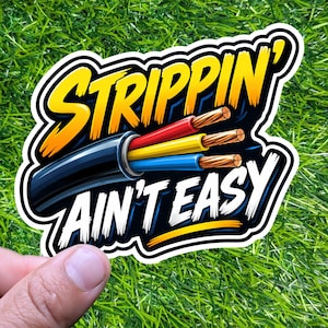 Może przedstawiać: Naklejka z napisem "STRIPPIN' AIN'T EASY" w kolorze żółtym i białym, z czarną grafiką kabla zawierającą czerwone, żółte i niebieskie przewody. Naklejka jest trzymana przez dłoń na zielonym tle.