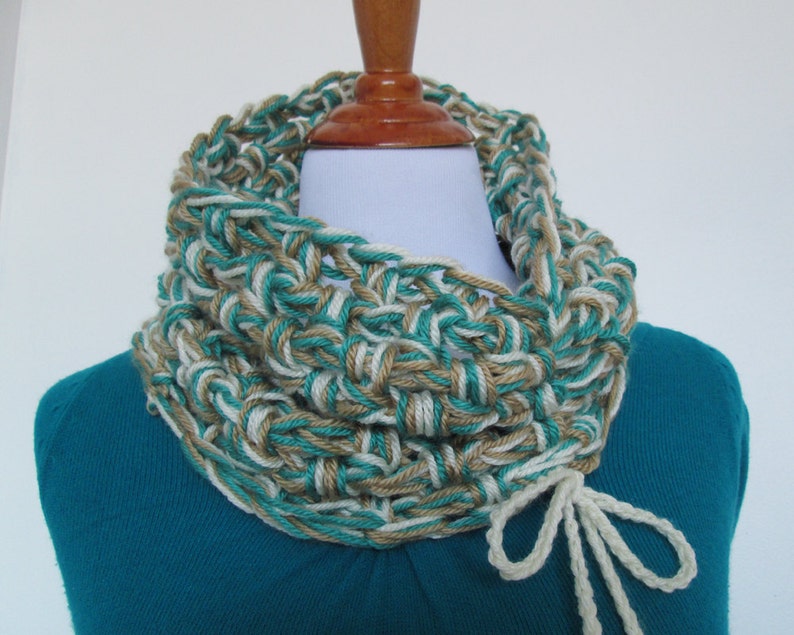 Crochet Cowl Pattern: Cheer Squad Cowl image 4