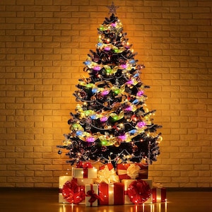 以下が含まれることがあります： 濃い緑色の針葉を持つ装飾されたクリスマスツリー。色とりどりのイルミネーションライトと輝く金色のリボンで飾られています。頂上には星の飾りが付いており、根元には赤いリボンで包まれた様々なギフトボックスが置かれています。