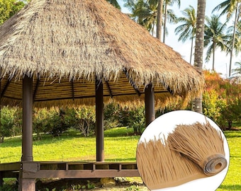 Puede incluir: Un rollo de flecos de paja sintética de color tostado con tiras largas, finas y flexibles unidas a una banda de sujeción resistente, diseñado para imitar la hierba seca natural en techos o adornos decorativos.